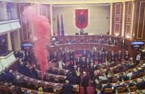Száll a füst a tiranai parlamentben