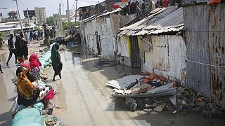 صوماليون تقطعت بهم السبل في منطقة عشوائية بعد هطول أمطار غزيرة وفيضانات في مقاديشو، 21 نوفمبر 2023.