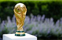  جياني إنفانتينو مع كأس فيفا قبل المؤتمر الصحفي لكأس العالم 2026 في نيويورك- 16 يونيو 2022 .