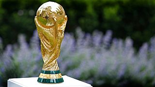  جياني إنفانتينو مع كأس فيفا قبل المؤتمر الصحفي لكأس العالم 2026 في نيويورك- 16 يونيو 2022 .
