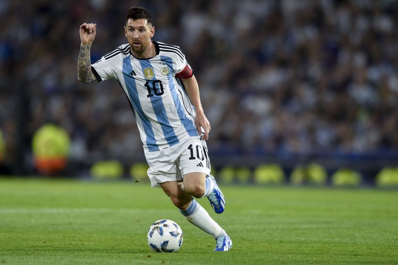 الأرجنتيني ليونيل ميسي يسيطر على الكرة خلال مباراة كرة القدم المؤهلة لكأس العالم 2026 ضد أوروغواي في ملعب لا بومبونيرا في بوينس آيرس، الأرجنتين، 16 نوفمبر 2023.