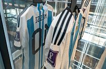 پیراهنی که لیونل مسی در بازی آرژانتین مقابل عربستان سعودی در جام جهانی فوتبال ۲۰۲۲ پوشیده بود، در خانه حراج ساتبیز
