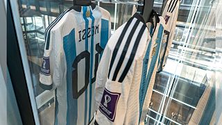 پیراهنی که لیونل مسی در بازی آرژانتین مقابل عربستان سعودی در جام جهانی فوتبال ۲۰۲۲ پوشیده بود، در خانه حراج ساتبیز