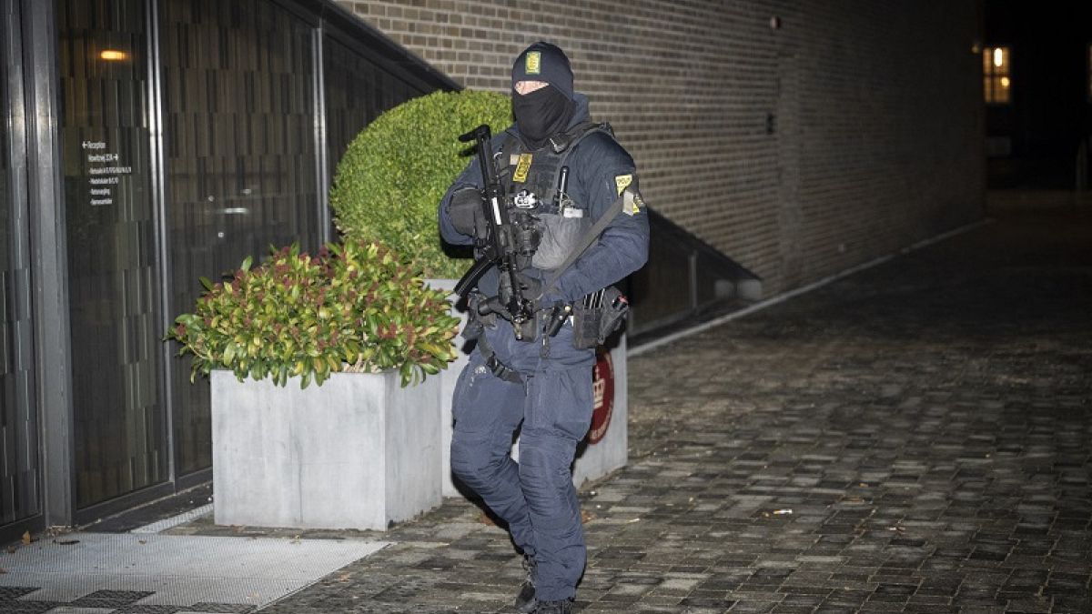 Un oficial de policía danés hace guardia frente al tribunal en Frederiksberg, Copenhague, Dinamarca, para la audiencia constitucional el 14 de diciembre de 2023.
