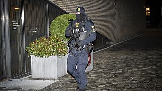 Un oficial de policía danés hace guardia frente al tribunal en Frederiksberg, Copenhague, Dinamarca, para la audiencia constitucional el 14 de diciembre de 2023.