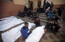 أطفال في غزة قرب جثث تعود لأفراد من عائلاتهم
