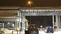 El tráfico comenzó a cruzar la estación fronteriza de Vaalimaa entre Finlandia y Rusia en Virolahti, durante la medianoche del miércoles 13 de diciembre de 2023.