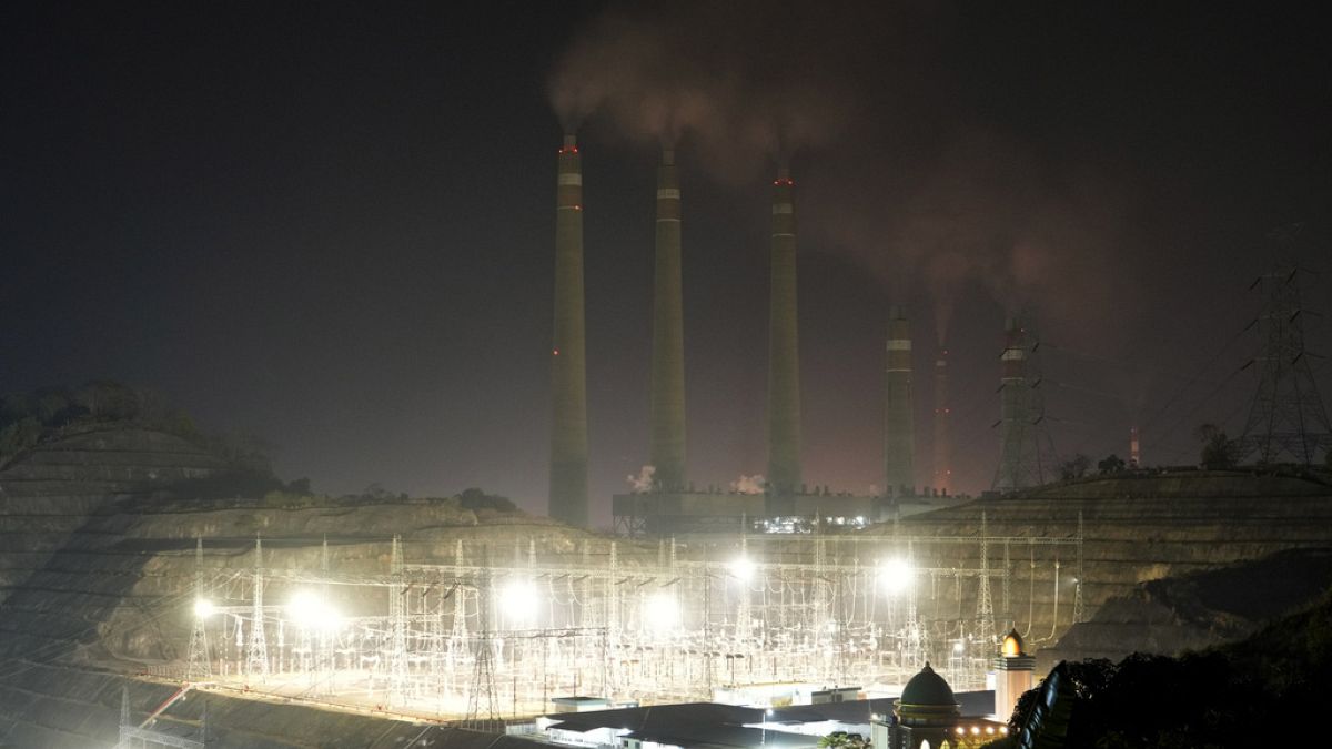 Ein Kohlekraftwerk in Cilegon, Provinz Banten, Indonesien, treten am 3. Oktober 2023 Dämpfe aus. 