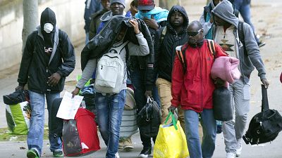 Des migrants quittent leur camp et leur tente à Paris 