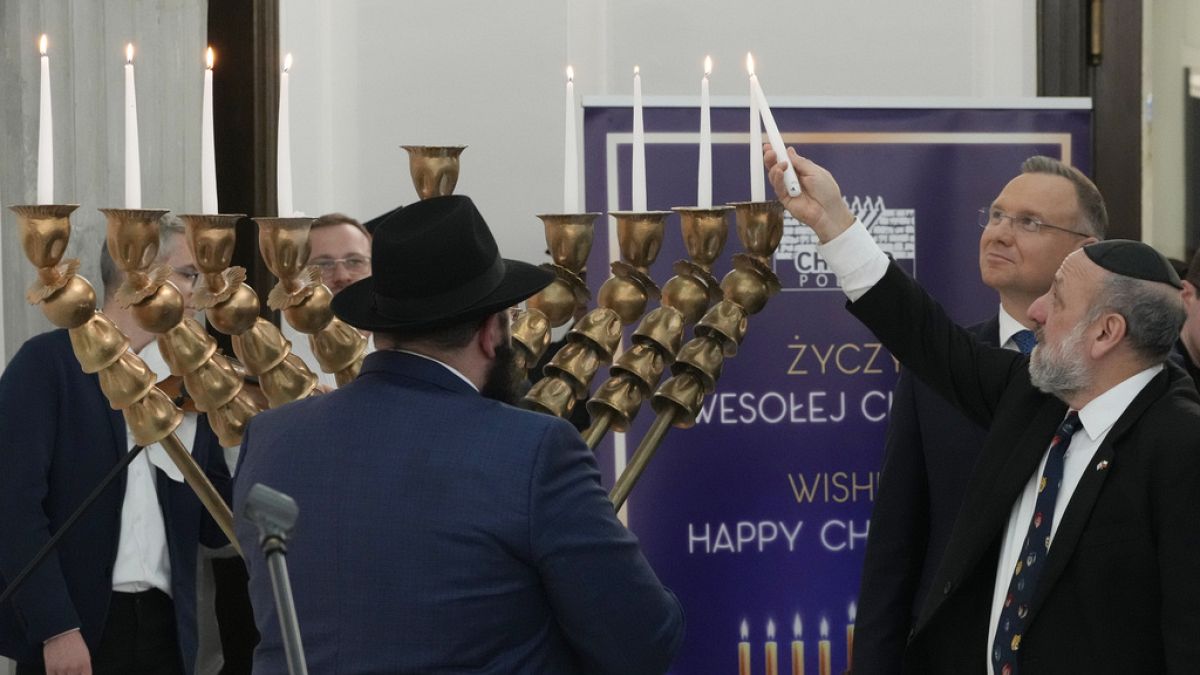 Vezető lengyel politikusok közös gyertyagyújtáson vettek részt a zsidó közösség tagjaival a parlamentben 2023.12.14-én. 