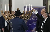 Il presidente Duda insieme a membri del Parlamento polacco durante le celebrazioni della Hanukkah