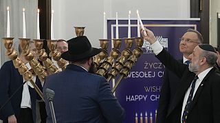 Miembros del Parlamento, el presidente Andrzej Duda y la comunidad judía polaca se reúnen en una ceremonia judía en el Parlamento, el 14 de diciembre de 2023.