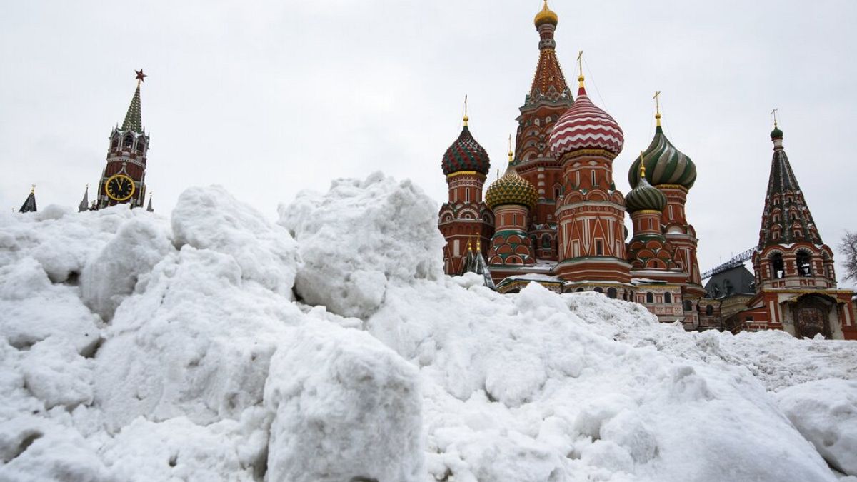 Severe blizzards blanket Moscow in decades-worth of snow, causing chaos on roads thumbnail