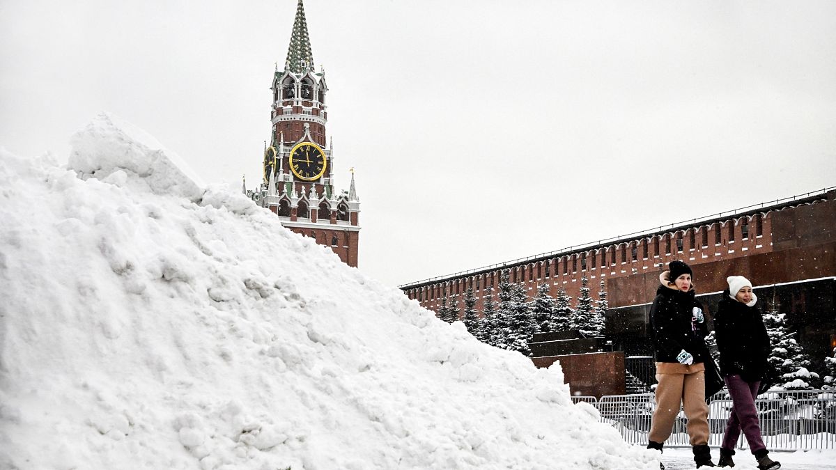 Снежная буря затронула Москву и регионы, вызвав перебои в работе транспорта. Некоторые всё же рады зимним пейзажам.
