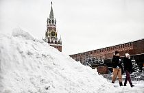 Снежная буря затронула Москву и регионы, вызвав перебои в работе транспорта. Некоторые всё же рады зимним пейзажам.