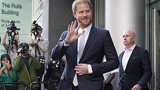 Prinz Harry gewann am Freitag, den 15. Dezember 2023, seinen Prozess gegen den Herausgeber des Daily Mirror wegen Telefon-Hacking und erhielt über 140.000 Pfund.