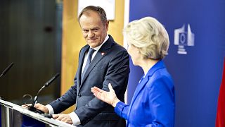 Donald Tusk, Lengyelország újonnan megválasztott miniszterelnöke pénteken ígéretet tett arra, hogy a jogállamiságot "nagyon komolyan" fogja venni, és az uniós forrásokat "megfelelő módon" fogja elkölteni. 