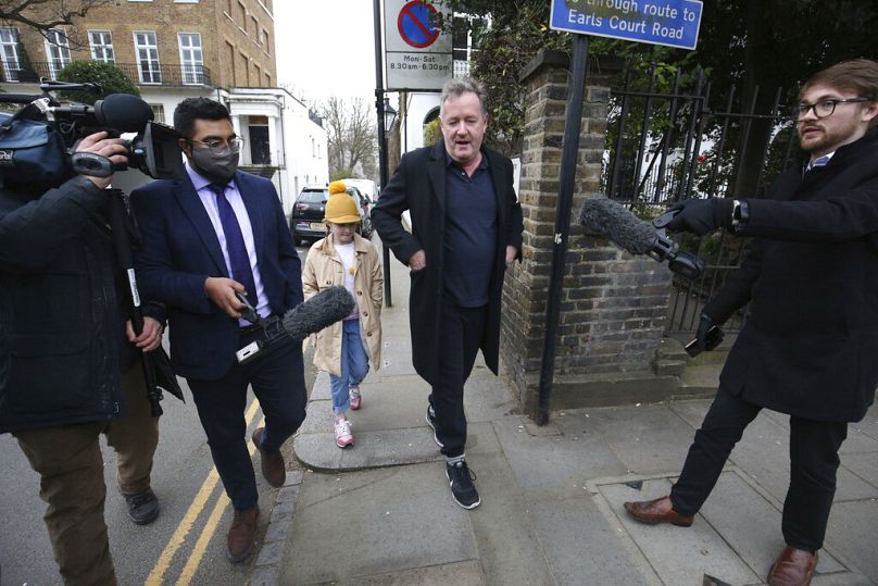 Piers Morgant újságírók veszik körbe, miután elbocsátották az ITV-től, 2021. március 10-ének reggelén, miközben kislányát vitte iskolába