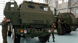 خودروهای ویژه حمل موشک‌های هیمارس در پایگاه هوایی آمریکا در ورشو لهستان