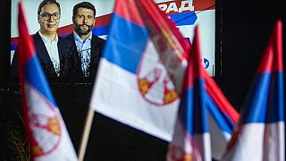 Предвыборные плакаты и сербские флаги на улицах Белграда