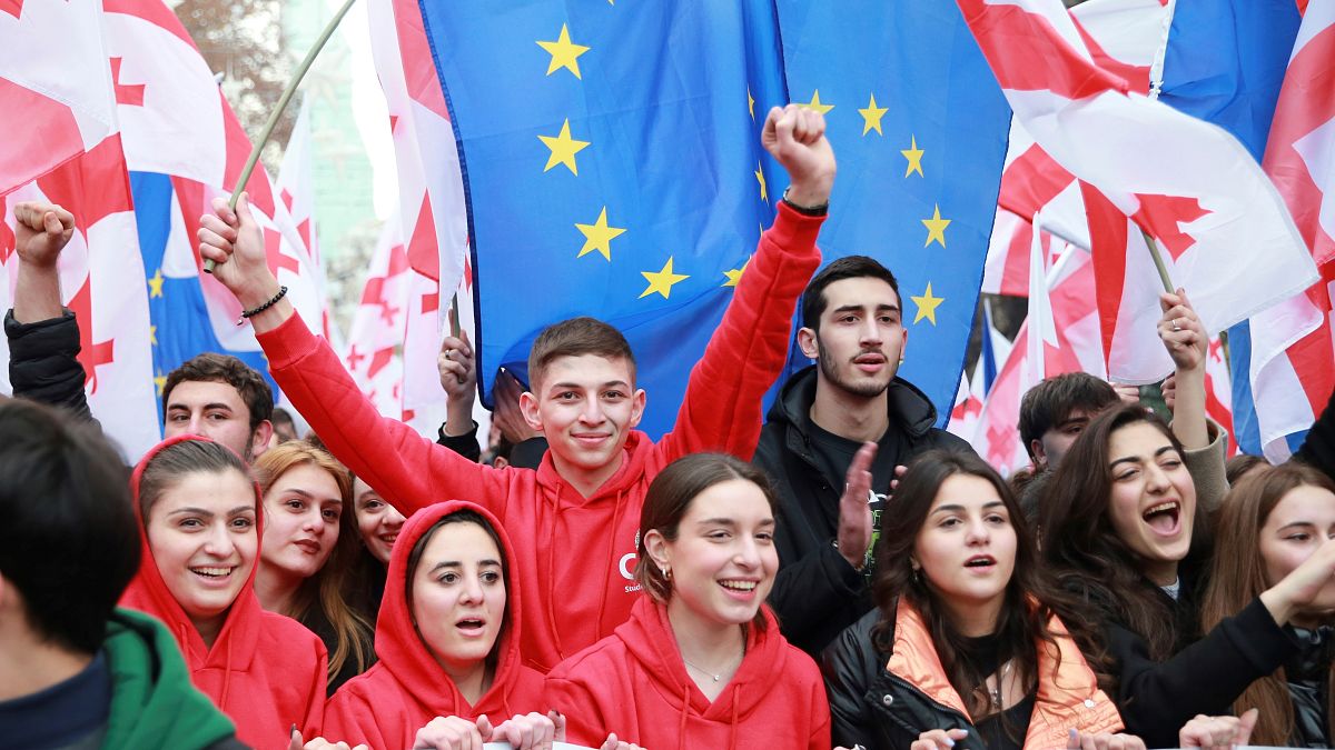 Грузинская молодежь ликует в центре Тбилиси
