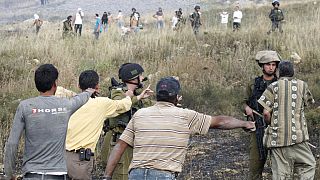 Yahudi yerleşimcilerin saldırısına uğrayan Filistinliler, İsrail güvenlik güçlerine durumu anlatmaya çalışırken (arşiv) 