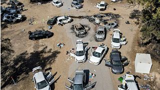 صورة جوية تظهر الموقع المهجور لهجوم من قبل مسلحين فلسطينيين بالقرب من كيبوتس ريم في صحراء النقب في جنوب إسرائيل في  أكتوبر 2023