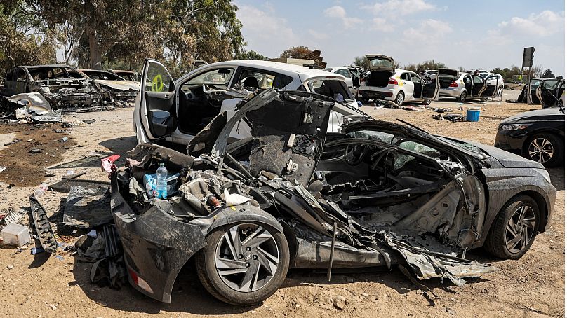 مركبات محترقة في موقع الهجوم الذي وقع في 7 أكتوبرمن قبل مسلحين فلسطينيين بالقرب من كيبوتس ريم في صحراء النقب في جنوب إسرائيل في 13 أكتوبر، 2023.