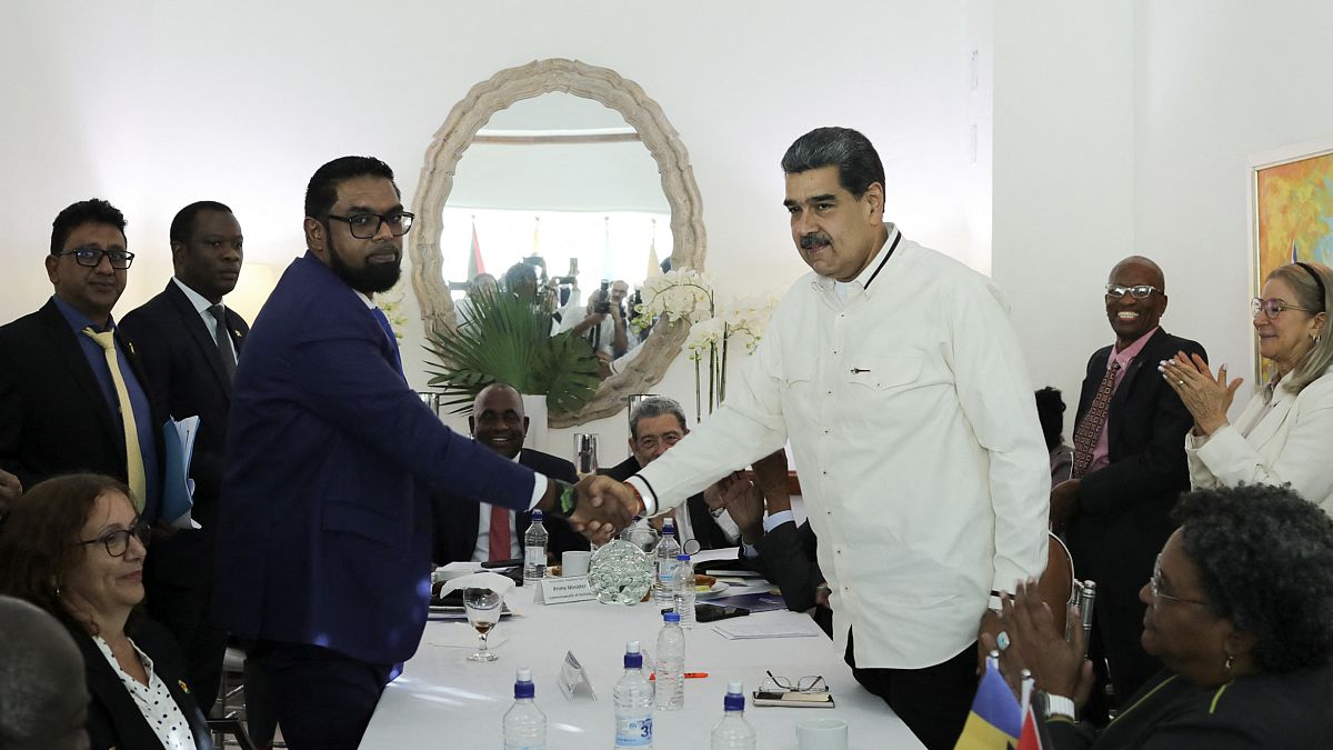 Guyan Devlet Başkanı Irfaan Ali ve Venezuela Devlet Başkanı Nicolas Maduro toplantı öncesi el sıkıştı