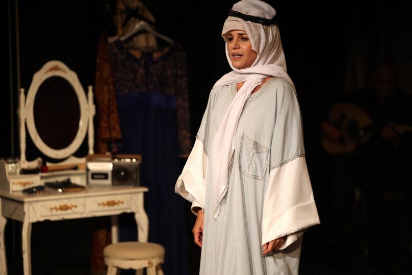 الممثلة الإسرائيلية غاليت غيات تلعب دور المغنية المصرية أم كلثوم في مسرح يافا في يافا، تل أبيب، 14 ديسمبر 2023.