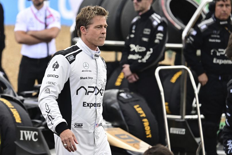 Brad Pitt en juin 2023, en tournage au Royaume-Uni, pour son prochain film sur la Formule 1