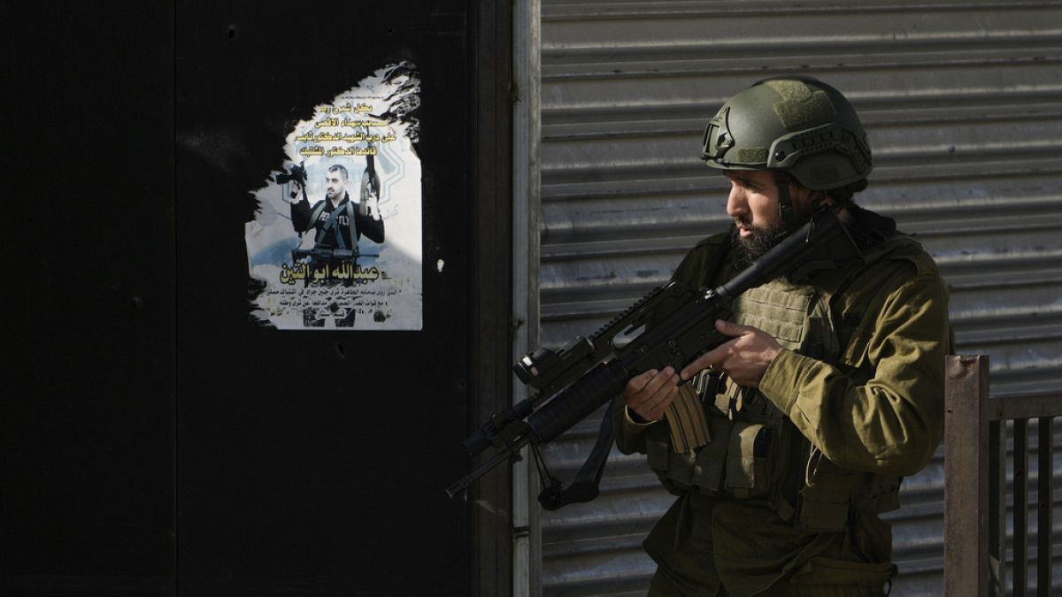 Израильский солдат во время боя в Газе