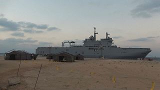 حاملة المروحيات الفرنسية "ديكسمود" في ميناء العريش المصري.
