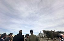 Le secrétaire à la défense Lloyd Austin observe le décollage d'un essaim de cinq drones à partir d'une aire de stationnement de la Defense Innovation Unit à Mountain View (Cal