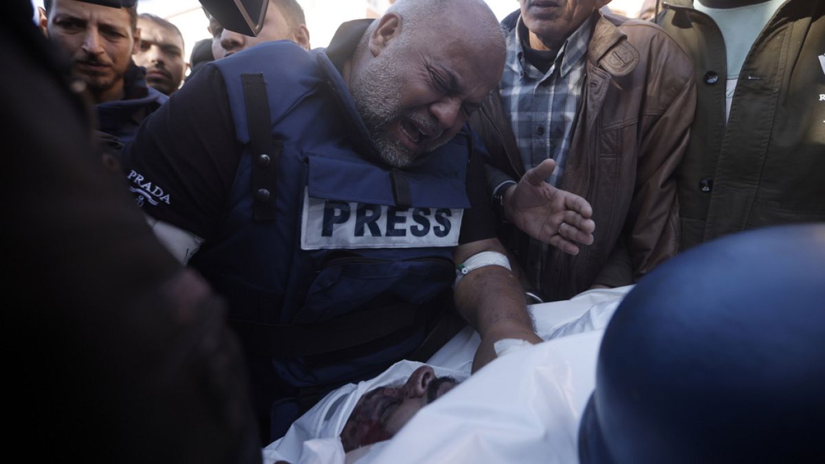 Le correspondant d'Al Jazeera, Wael Dahdouh, réagit devant le corps du caméraman d'Al Jazeera, Samer Abu Daqqa, qui a été tué par une frappe aérienne israélienne, lors de ses 