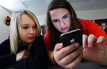 Amerikanische Schüler beim Spanischunterricht mit iPhone, Hartselle (Alabama) 13. März 2014