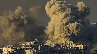 دخان متصاعد فوق قطاع غزة بعد قصف إسرائيلي