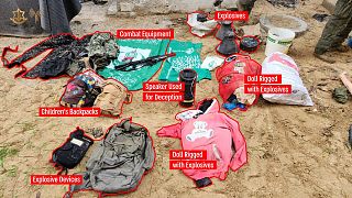 صورة نشرها الجيش الإسرائيلي تظهر بعض ما تم العثور عليه من أغراض تستخدمها حماس لجذب الجنود