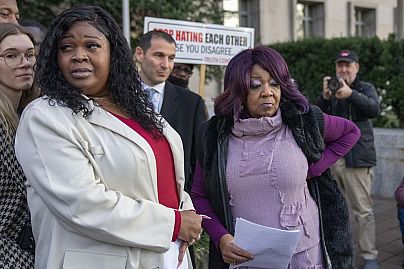 Wandrea Moss (sol) ve annesi Ruby Freeman, Washington'da mahkeme önünde basına konuştu. Kadınlar, Guiliani'nin suçlaması sonrası ırkçı ve ölüm tehditleri aldıklarını aktardı