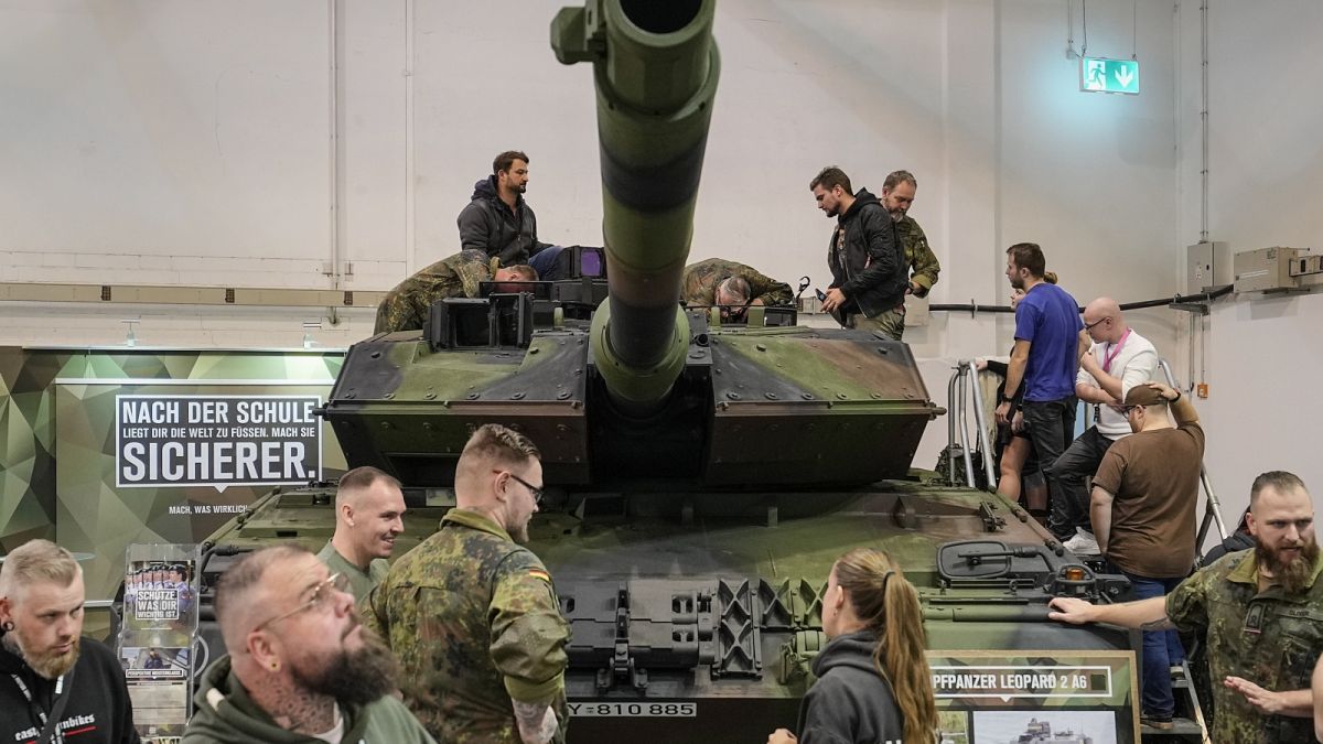 A Bundeswehr toborzás céljából kiállított Leopard II tankja az Esseni Autószalonon