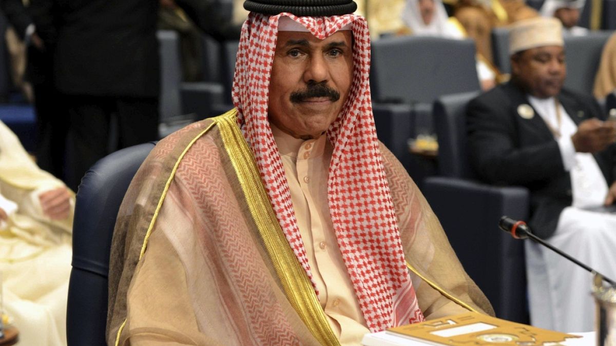 O xeque Ahmad al-Nawaf al-Sabah assiste a uma sessão parlamentar na Assembleia Nacional, na cidade do Kuwait, em novembro