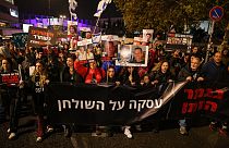 İsrailli rehine aileleri ve destekçileri, ellerinde rehin tutulanların fotoğraflarıyla Tel Aviv'deki İsrail Savunma Bakanlığı önüne yürüdü. 