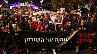 İsrailli rehine aileleri ve destekçileri, ellerinde rehin tutulanların fotoğraflarıyla Tel Aviv'deki İsrail Savunma Bakanlığı önüne yürüdü. 