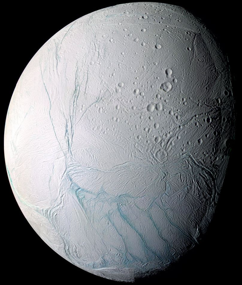 NASA tarafından sağlanan ve uluslararası Cassini uzay aracı tarafından çekilen 28 Haziran 2009 tarihli bu görüntü, Satürn'ün uydularından Enceladus'u gösteriyor.