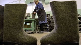 سيدة روسية في معمل لصنع جزمات اللباد بالقرب من سان بطرسبرغ ـ أرشيف