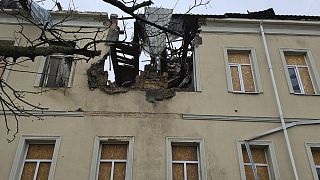 Un bâtiment scolaire endommagé par les bombardements russes dans la région de Kherson, en Ukraine, mardi 12 décembre 2023.