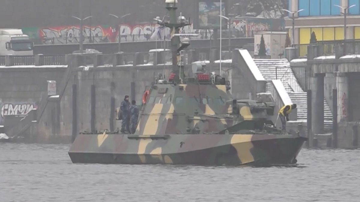 Em Kiev, um barco de defesa aérea patrulha o rio Dnipro, o que lhe permite ter uma visão mais clara dos drones do que na cidade