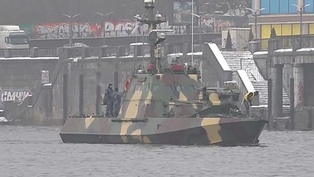 Ukrainisches Flugabwehrboot auf dem Fluss Dnipro in Kiew