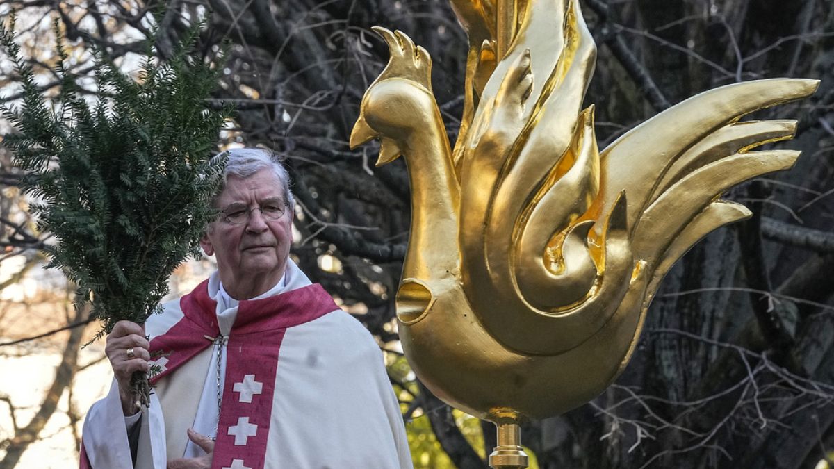Le coq de Notre-Dame béni par l'archevêque de Paris, Monseigneur Laurent Ulrich, samedi 16 décembre 2023.