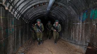 عدد من أفراد الجيش الإسرائيلي داخل أحد الأنفاق في غزة